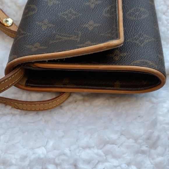 Louis Vuitton Pochette Twin GM crossbody bag. - Picture 3 of 11